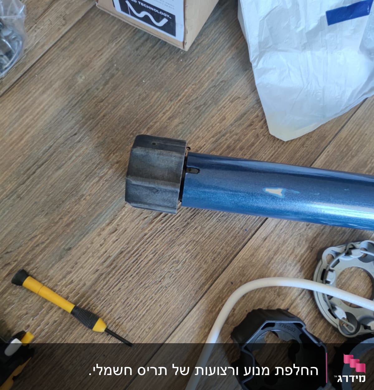 חלקי תריסים וכלים על רצפה מעץ